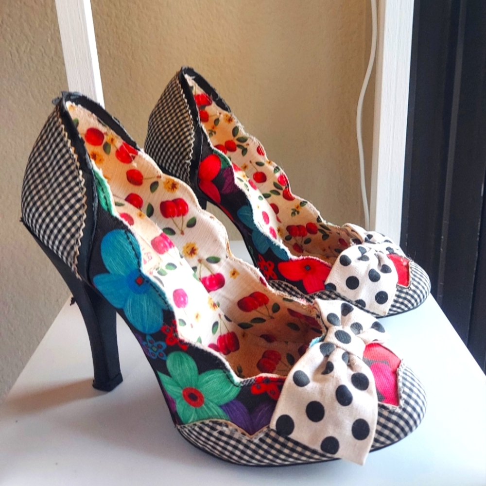 Cute unique heels by Dolce, size 6